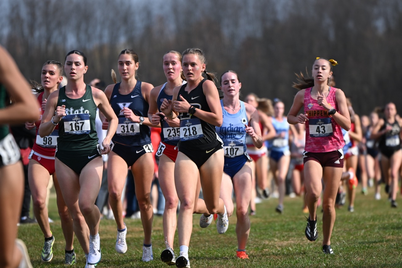 Pegher running among several other competitors outdoors