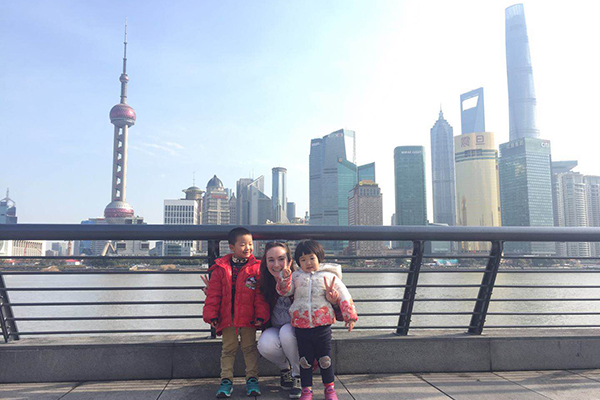 Students in front of traditional Chinese Architecture