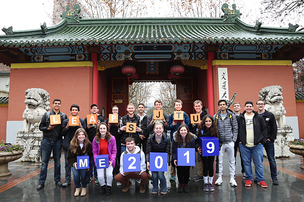 Students with letters spelling out LEAP SJTU ME 2019