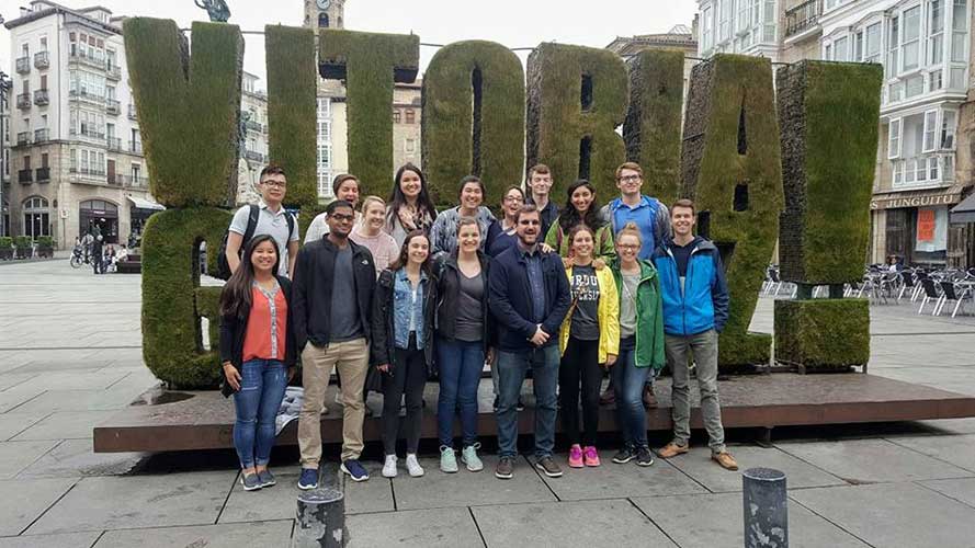 Photo of SA 10526 students at Vitoria's New Plaza