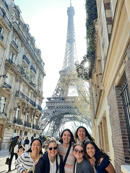 Group of students standing in front of Eiffel Tower